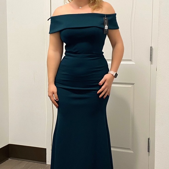 Green Ruffled-Back Off-The-Shoulder Gown - Picture 6 of 8